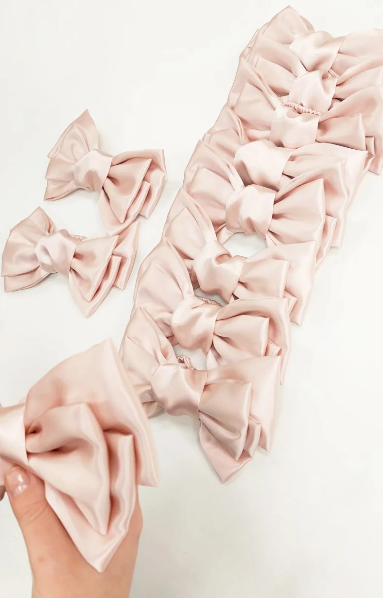 Розовые шёлковые банты Ayris Silk на производстве