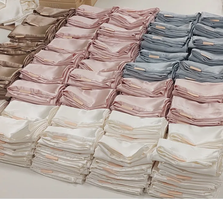 Стопки шёлковых аксессуаров Ayris Silk перед упаковкой